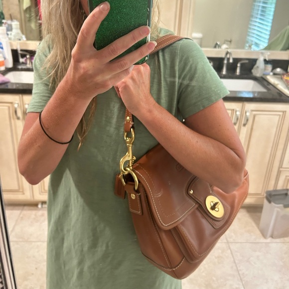 New tan Coach handbag closet staple classic - Picture 12 of 12